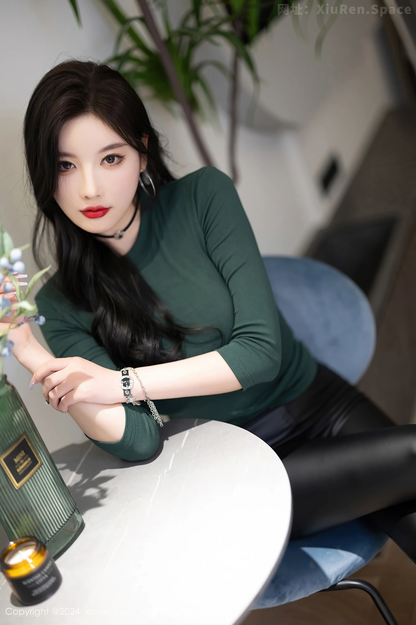 图片[3]-[XiuRen秀人网]VOL.8707 女神杨晨晨墨绿色上衣配黑皮长裤露性感内衣配超薄肉丝诱惑写真90P-秀人网官方网站